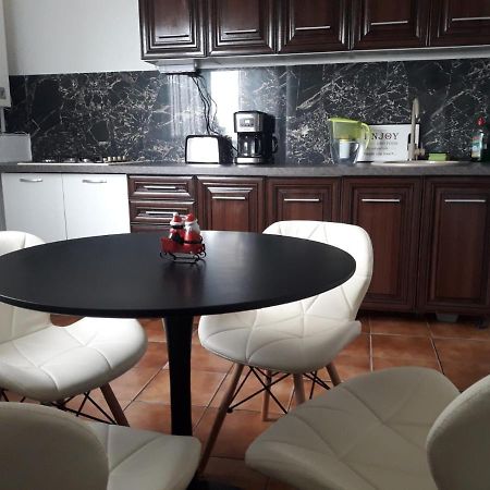 Hellen'S Ultracentral Apartament Бузау Екстериор снимка